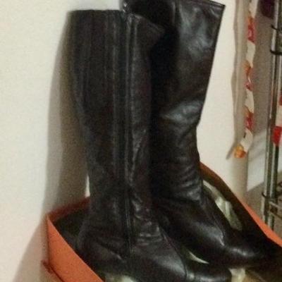 Very fine pair of brown leather ladyâ€™s boots, still in box