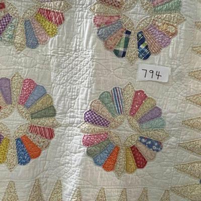 machine stitched quilt w/scalloped edge 72 x 88