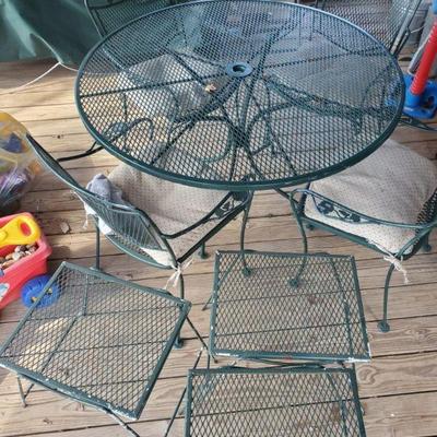 Mid Century Patio Set :: Round Table, Chairs and More! 