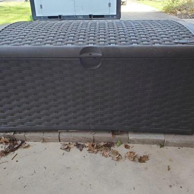SUNCAST Outdoor Storage Bin / Deck Box :: 27" X 24" X 20" 