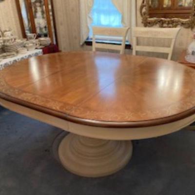 Hitchcock dining table with 2 leaves