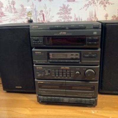 Aiwa stereo system with speakers