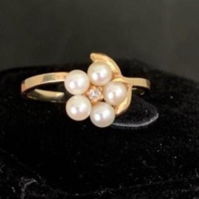 Gold ring with pearls and diamond