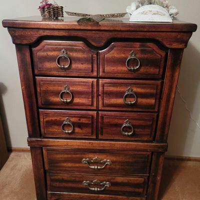 Bedroom chest of drawers