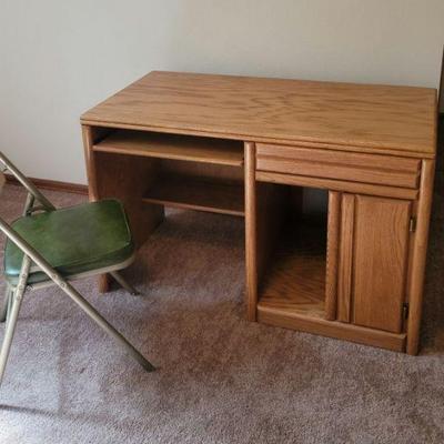Oak office desk & vtg folding chair (set of 4)