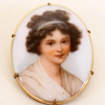 1008	PORCELAIN OVAL BROOCH/PIN W/IMAGE OF YOUNG WOMAN, APPROXIMATELY 2 IN HIGH
