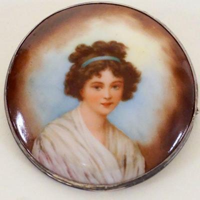 1005	PORCELAIN BROOCH/PIN W/IMAGE OF YOUNG WOMAN, APPROXIMATELY 2 1/2 IN
