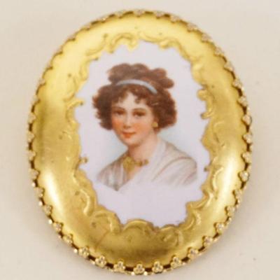 1009	PORCELAIN BROOCH/PIN W/IMAGE OF YOUNG WOMAN, APPROXIMATELY 1 3/4 IN
