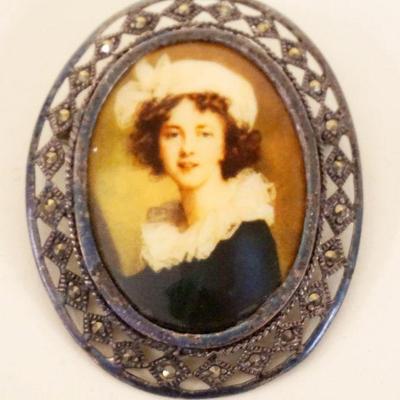 1010	PORCELAIN BROOCH/PIN W/IMAGE OF YOUNG WOMAN, APPROXIMATELY 2 1/4 IN
