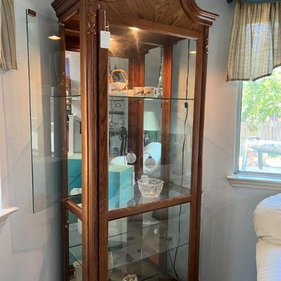 Lighted display cabinet