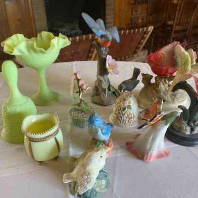 Lot 067-LR: Porcelain Birds and More

Features: 
â€¢	11 pieces in lot
â€¢	Six birds
â€¢	One green pedestal bowl
â€¢	One green and gold...