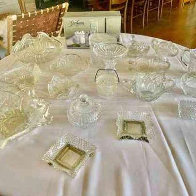 Lot 054-LR: Crystal Lot

Features: 
â€¢	21 pieces of clear glass crystal

Dimensions (for reference):
â€¢	Rectangle bowl â€“ 10â€ long x...