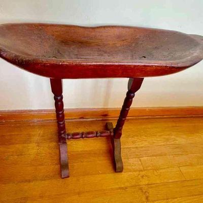 Lot 112-BR2: Breadbowl Table

Features: 
â€¢	Antique Breadbowl which has been attached to a non-antique stand


Dimensions: Breadbowl â€“...