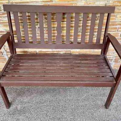 Lot 026-P: Wooden Entryway/Park Bench

Features:
â€¢	Slatted wooden bench
â€¢	Painted brown
â€¢	Great for a patio, garden or screened...