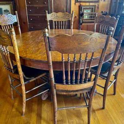 Lot 071-LR: Antique Oak Pedestal Table w/6 chairs

Features: 
â€¢	Antique oak round pedestal table
â€¢	Quarter-sawn oak

Dimensions:
â€¢...