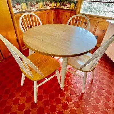 Lot 117-K: Kitchen Table and Chairs

Features: 
â€¢	Round blond-wood (maple) finish â€œbutcher-blockâ€ top and white base
â€¢	Four...