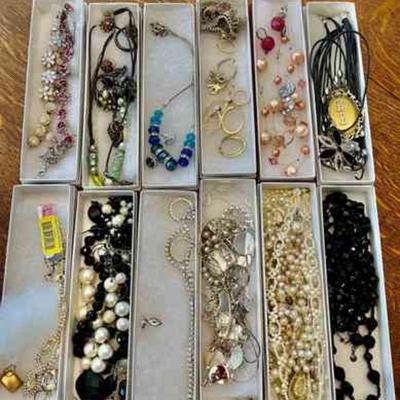 Lot 141-J: Boxed Costume Jewelry

Features: An eclectic collection of costume jewelry. Some sets, some coordinating pieces.


Condition:...