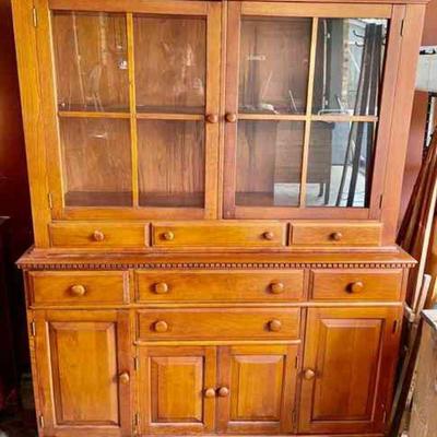 Lot 016-G: Southern Colonial China Cabinet

Features:
â€¢	Made of Southern Wild Cherry
â€¢	Manufactured in Nashville, TN
â€¢	Stunning,...