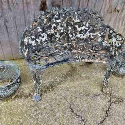Lot 139-P: Vintage Iron Patio Settee & Planters

Features: 
â€¢	3 piece set
â€¢	Settee is cast-iron and quite heavy!



Dimensions:...