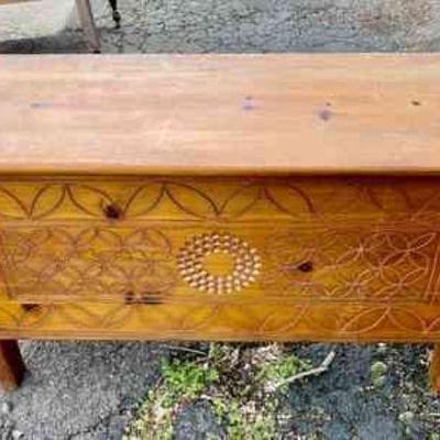 Lot 129-G: Habersham Plantation Storage Bench

Features: 
â€¢	Maker: Habersham Plantation, Clarkesville, GA
â€¢	Details include etched...