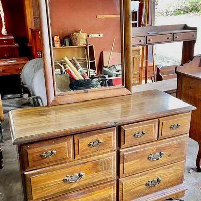 Lot 006-G: Dresser w/Mirror

Features: 
â€¢	Hefty, solid-wood construction
â€¢	6-drawers
â€¢	Probably dates from the mid-20th-century
â€¢...