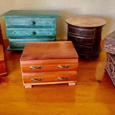 Lot 111-BR2: Jewelry Box Collection

Features: 
â€¢	Seven jewelry boxes, comprising a variety of shapes, sizes, colors and materials
â€¢...