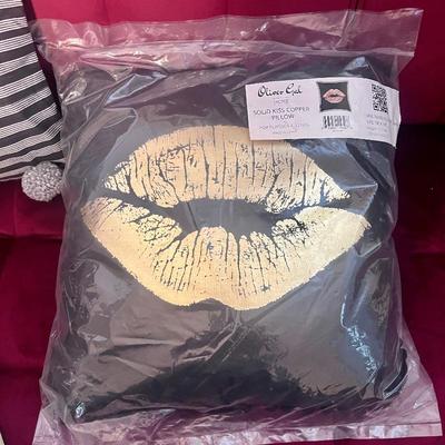 Pair of Oliver Gal throw pillows 