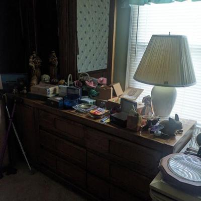 Dresser with mirror matching queen bedroom suite 