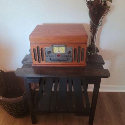 Small table with a replica, old time radio