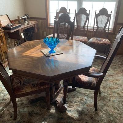 Dinning table w/ 6chairs and 2 leaf