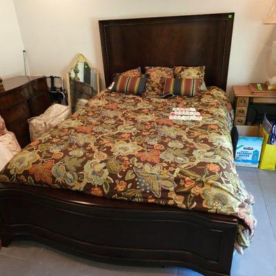 QUEEN SIZE OX BOW MAHOGANY BED NO MATTRESS NOTE