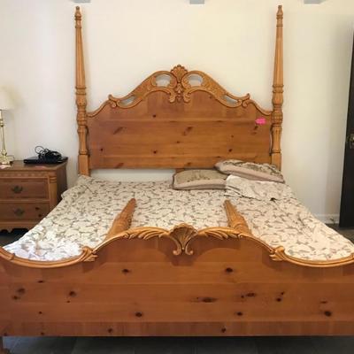 $king four poster with boxspring $795
85