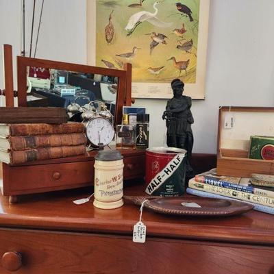 Assortment of vintage collectibles 