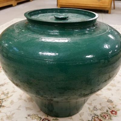 1084	LARGE DECORATIVE BULBUS POTTERY FLOOR URN W/ LID, APPROXIMATELY 22 1/2 IN HIGH
