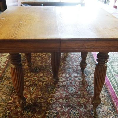 1135	SOLID SQUARE OAK TABLE W/FLUTED LEGS & ONE LEAF, APPROXIMATELY 42 IN X 42 IN X 31 IN HIGH, LEAF APPROXIMATELY 10 IN WIDE
