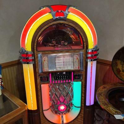 Beautiful Antique Apparatus jukebox was just added to the sale. Plays 255, 45s. Beautiful bubbler!