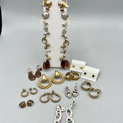 (21) Pairs Of Clip On Earrings
Brands include Trifari, Kramer NY, and Avon