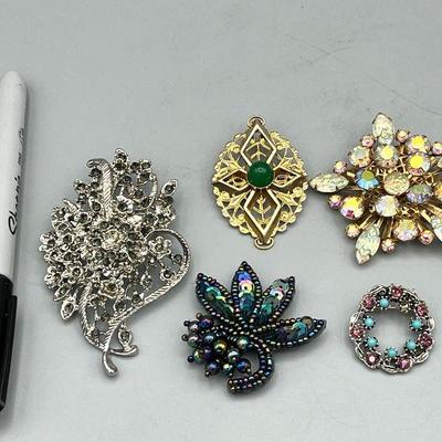 (5) Vintage Costume Jewelry Brooches
Includes Sarah Coventry