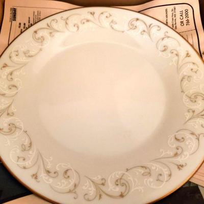 Noritake Fine Dining Set 96 pieces (not counted - looks new in box)