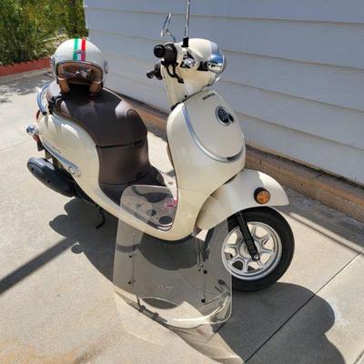 2018 Honda Scooter
NCW50 Metropolitan, helmet, and windshield.
$1,750 or best offer