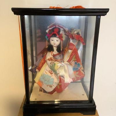 CTD152 Japanese Doll With Samurai Hat In Glass Case