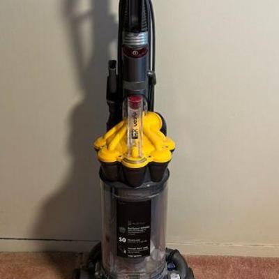 CTD124- Dyson Vacuum Cleaner