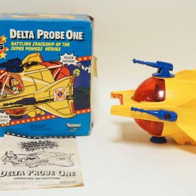 1166	KENNER SUPER POWERS COLLECTION 1985 DELTA PROBE ONE BATTLING SPACE SHIP W/ BOX. BOX HAS WEAR. SHIP APP. 9 IN X 7 1/2 IN X 5 IN H
