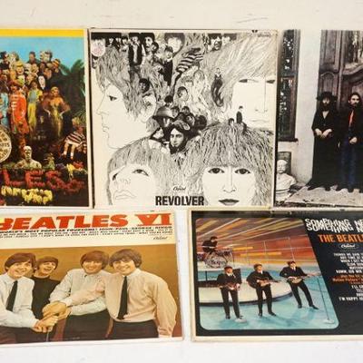 1015	LOT OF 5 VINYL BEATLES ALBUMS INCLUDES SGT PEPPERS, REVOLVER, HEY JUDE, BEATLES VI & SOMETHING NEW
