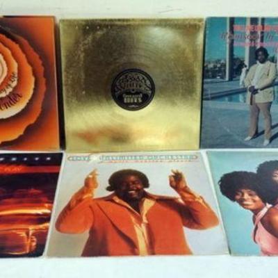 1040	LOT OF 6 MOTOWN/SOUL VINYL ALBUMS INCLUDES STEVIE WONDER SONGS IN THE KEY OF LIFE COLLECOTRS ABLUM DOUBLE LP W/45 RPM, BARRY WHITE...