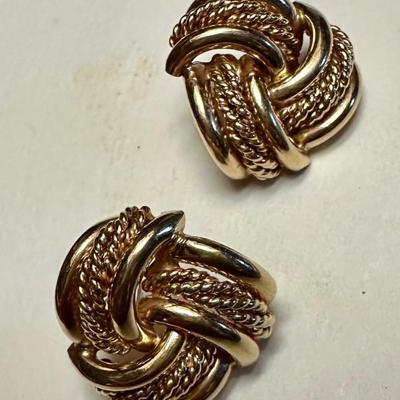 10kt gold 
Knot style earrings 
6.6 grams