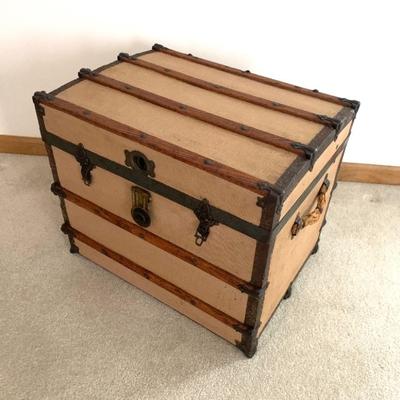 Vintage small-size trunk in excellent cond.