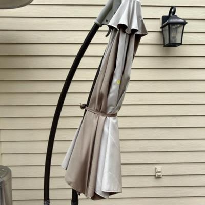 Cantilevered umbrella