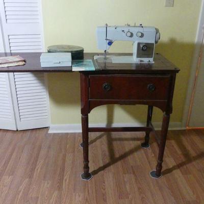 Vintage Montgomery Ward Signature Zig Zag Sewing Machine UTH J276C in Cabinet Table