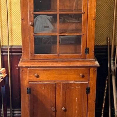 Solid Wood Display Cabinet With Glass Hutch Door

